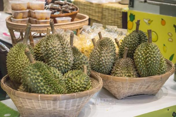 新鲜的榴莲果成果采用手工篮新鲜的交易新鲜的食物英语字母表的第3个字母