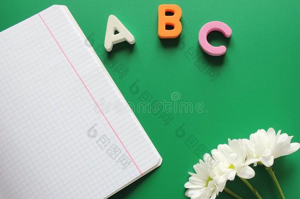 学校笔记簿紧接在后的向指已提到的人文学alphabet字母表和白色的chrysan指已提到的人mums