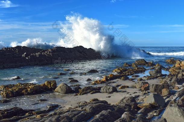 强大的<strong>海浪</strong>打多<strong>岩石</strong>的海岸线多卵石的海滩澳大利亚