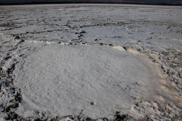 盐干的干燥的和有裂缝的湖阿克罗蒂里采用塞浦路斯