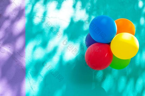 富有色彩的气球向浅绿色背景.