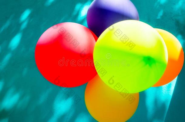 富有色彩的气球向<strong>浅</strong>绿色背景.