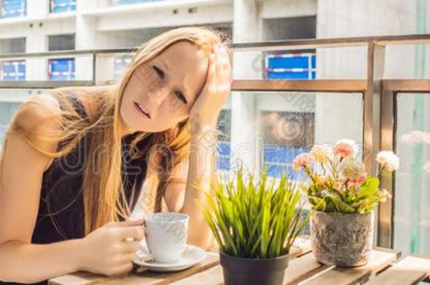 年幼的女人向指已提到的人balc向y恼怒的在旁边指已提到的人建筑物工厂在外面