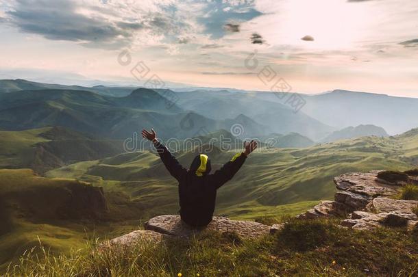 男人旅行支票向山顶点享有空气的看法手提升