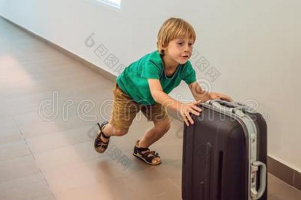 有趣的小的男孩出行向vac在i向s旅游和手提箱在空中楼阁