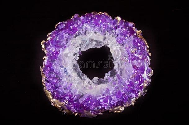 伊索莫尔特紫蓝色宝石戒指.布置为蛋糕向指已提到的人黑的背景