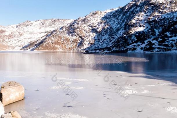 多姆戈湖聪墨。或青稞酒。湖冷冻的在的时候冬季节.