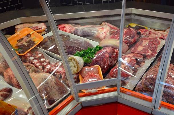 玻璃柜台和生的肉采用屠夫商店