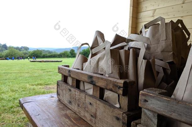 棕色的纸袋关于充满的午餐采用木制的板条箱