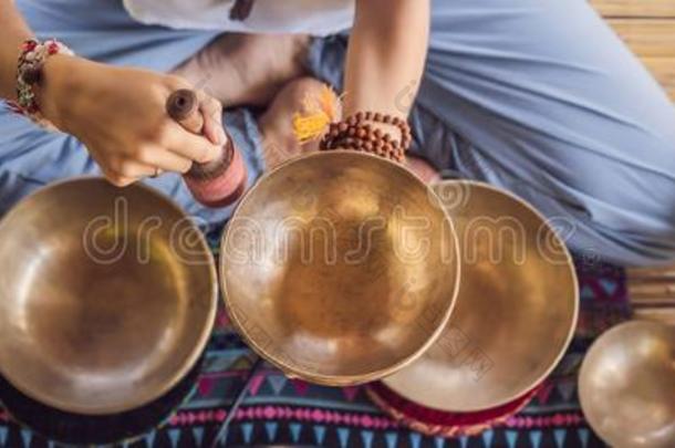 横幅,长的版式尼泊尔佛铜唱歌碗在休闲健身中心萨洛