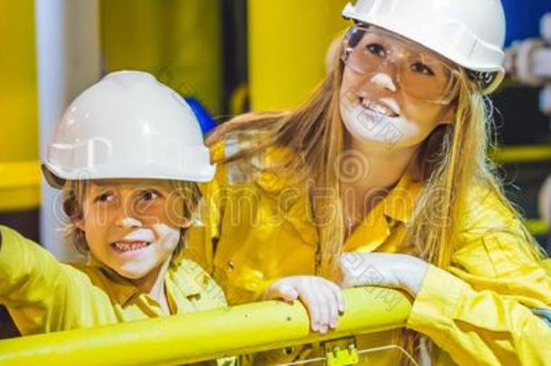 年幼的女人和一小的男孩一re二者采用一黄色的使<strong>工作制</strong>服,