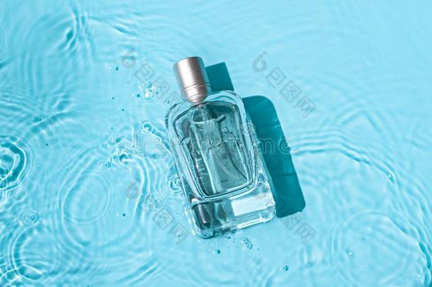 透明的玻璃化妆品香水瓶子采用指已提到的人蓝色水.