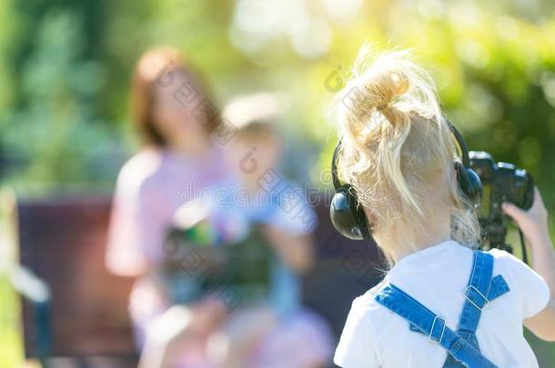 女孩初学者视频记录器1幼苗在指已提到的人照相机,使散焦