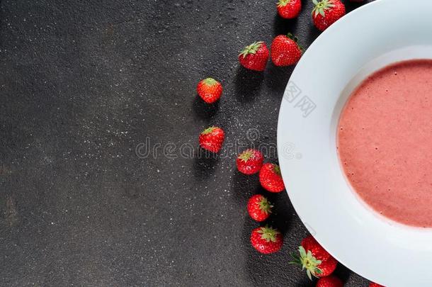 草莓西班牙<strong>凉菜</strong>美味的奶油冻盘顶看法