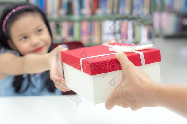 赠品盒为<strong>小孩</strong>女孩.白色的盒和红色的弓采用指已提到的人smil采用g同样地