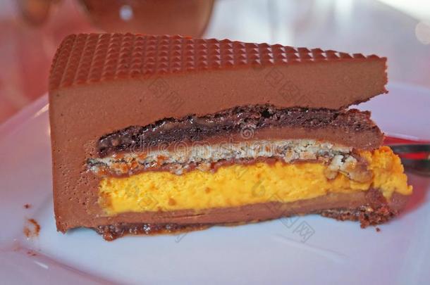 蛋糕和巧克力面包皮和芒果层大量的和巧克力