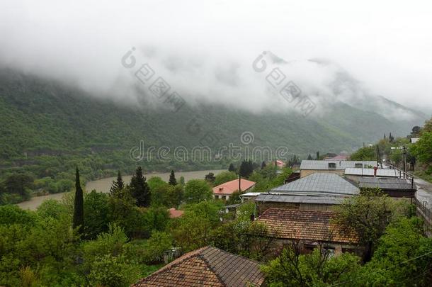 看法向大街关于mtskheta和库那河河向有雾的下雨的莫宁