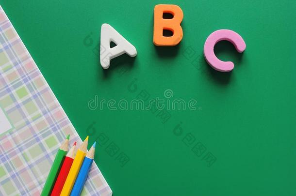 字母表字母表-指已提到的人第一文学关于指已提到的人英语字母表向一绿色的b一ckgro