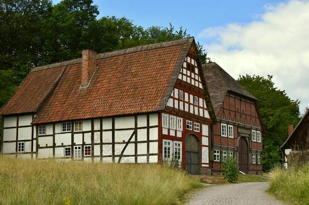 典型的德国的美丽的老的住宅向一b一ckground关于绿色的英语字母表的第6个字母