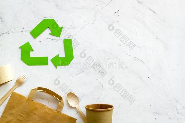 再循环符号和浪费材料,杯子,餐具,纸袋