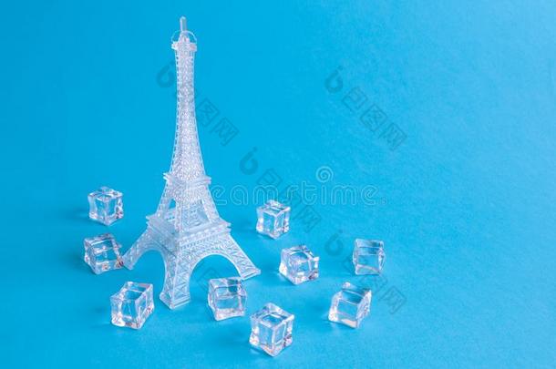 <strong>冰雕</strong>刻关于Eiffel语言塔和冰立方形的东西抽象的隔离的向