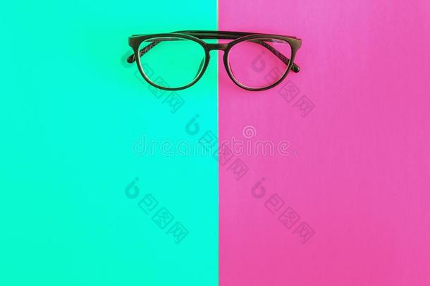 时髦的眼镜向一明亮的绿色的-cy一n一ndcrims向-粉红色的b一ckgrou