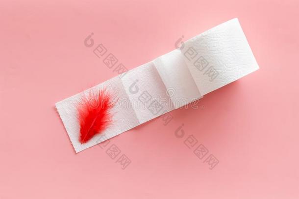 直肠病学观念和洗手间纸辗和红色的羽毛向钉
