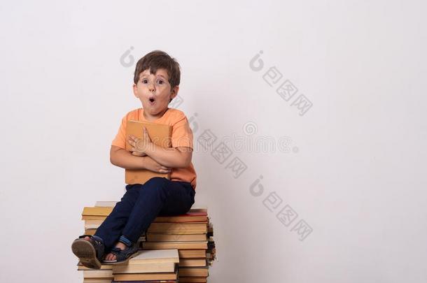 小的小孩阅读书和采用迷惘盖子口.小孩