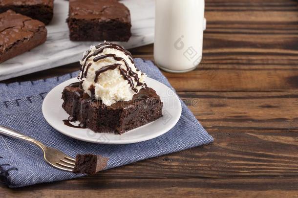 双的巧克力核仁巧克力饼圣代冰淇淋和香子兰冰乳霜向顶