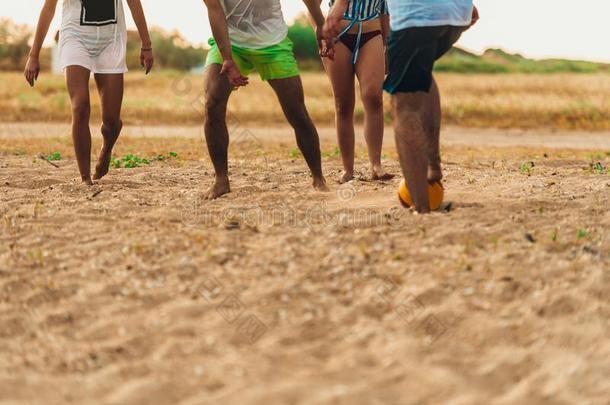 num.四人演奏足球或足球向沙的海滩向夏