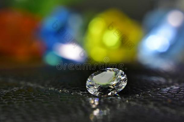钻石美丽的,罕见的和昂贵的,是（be的三单形式一奢侈的一ccessory