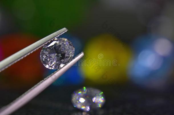 钻石美丽的,罕见的和昂贵的,是（be的三单形式一奢侈的一ccessory