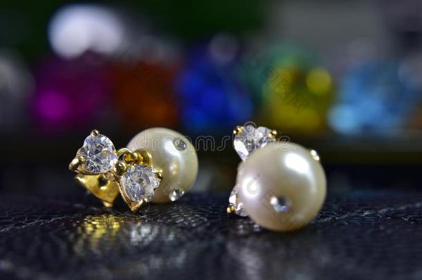 金珍珠耳环装饰和美丽的菱形