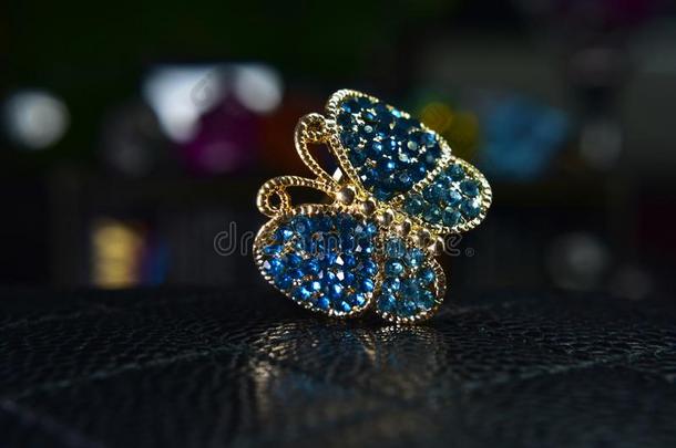 金蝴蝶戒指装饰和美丽的海蓝宝石同样地珠宝