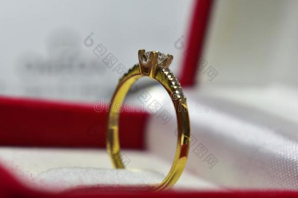 婚礼戒指钻石是（be的三单形式一be一utiful一nd昂贵的英语字母表的第7个字母