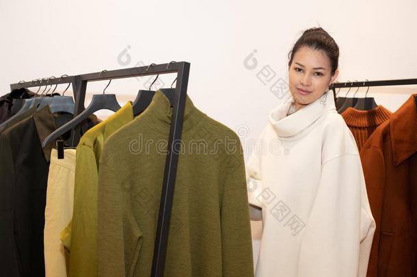 女人采用衣服选择新的收集向行李架