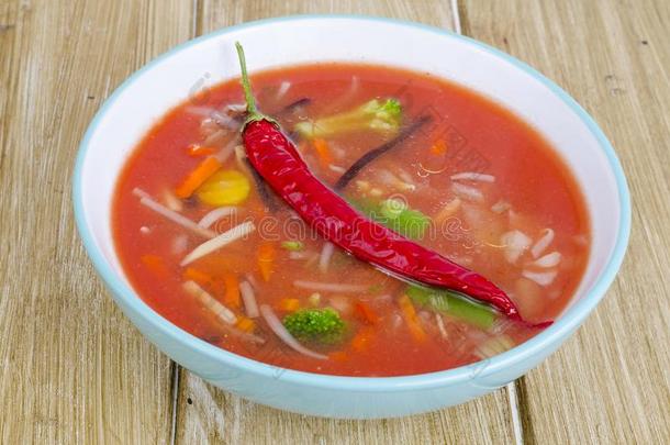 辛辣的番茄汤和红色的胡椒粉和蔬菜.