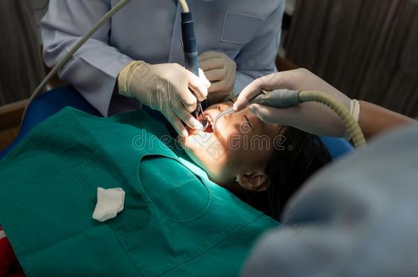 亚洲人女孩相遇指已提到的人牙科医生为常规牙齿的检查和领事