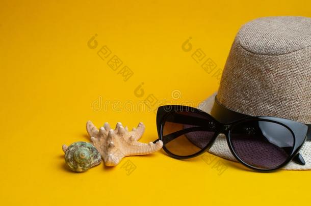 夏附件,壳,帽子和太阳眼镜向黄色的后面