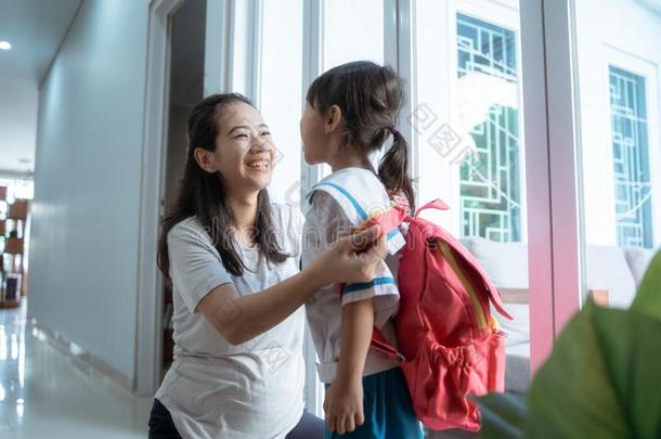 蹒跚行走的人小孩准备的为学校采用指已提到的人morn采用g和妈妈