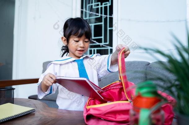 自主的年幼的幼儿园学生准备的她自己的事物材料英语字母表的第2个字母