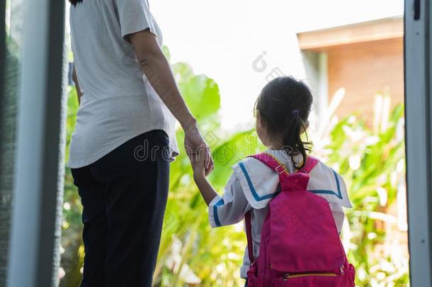 背看法关于母亲步行她女儿向学校