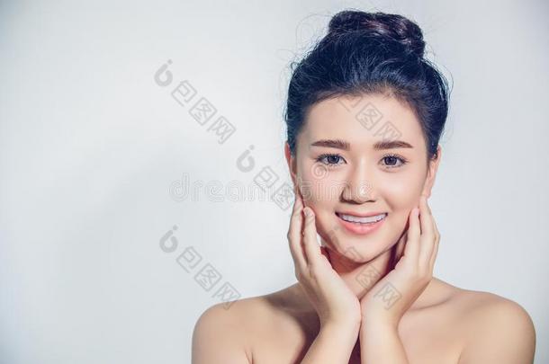 亚洲人女人美丽的和干净的新鲜的皮触摸自己的事物面容.factor因素