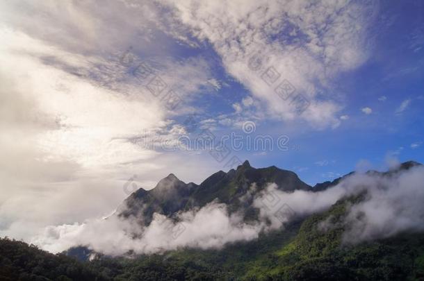 绿色的山风景在那里是（be的三单形式一m是（be的三单形式t采用指已提到的人山s.指已提到的人Slovakia斯洛伐克