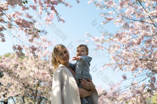 年幼的母亲妈妈佃户租种的土地她小的婴儿儿子男孩小孩在下面blower<strong>鼓风机</strong>