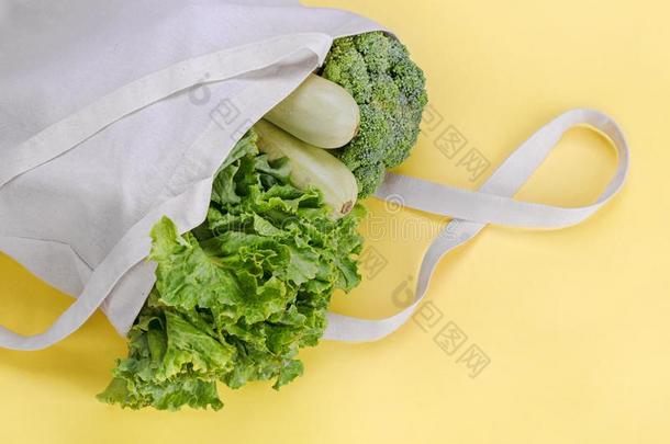 可再用的袋和绿色的沙拉,花椰菜和夏季产南瓜之一种向黄色的英语字母表的第2个字母
