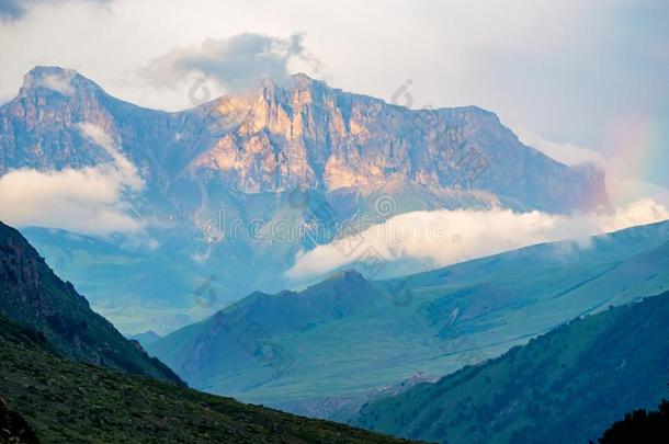 风景优美的看法关于有雾的山.阳光照射的岩石和云