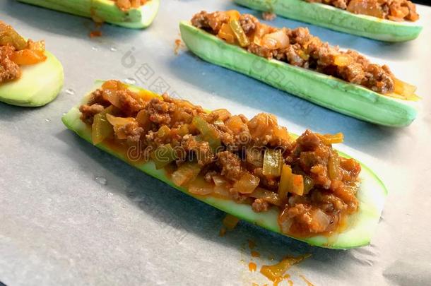 烘烤制作的夏季产南瓜之一种小胡瓜充满的和奶酪和小茴香
