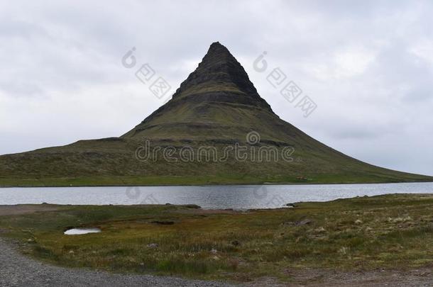 著名的基尔丘山山采用格伦达菲Ã¶困难的采用冰岛
