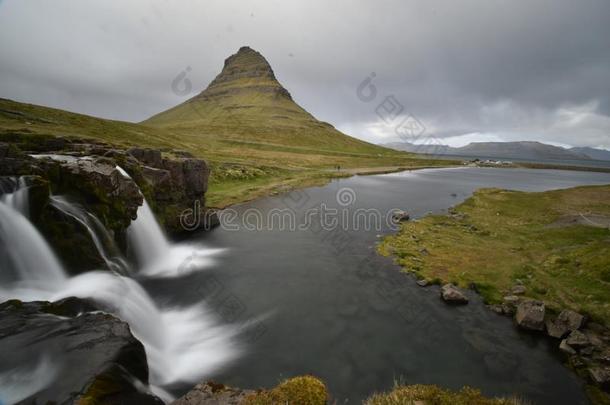 著名的绿色的基尔丘山山丹冰岛